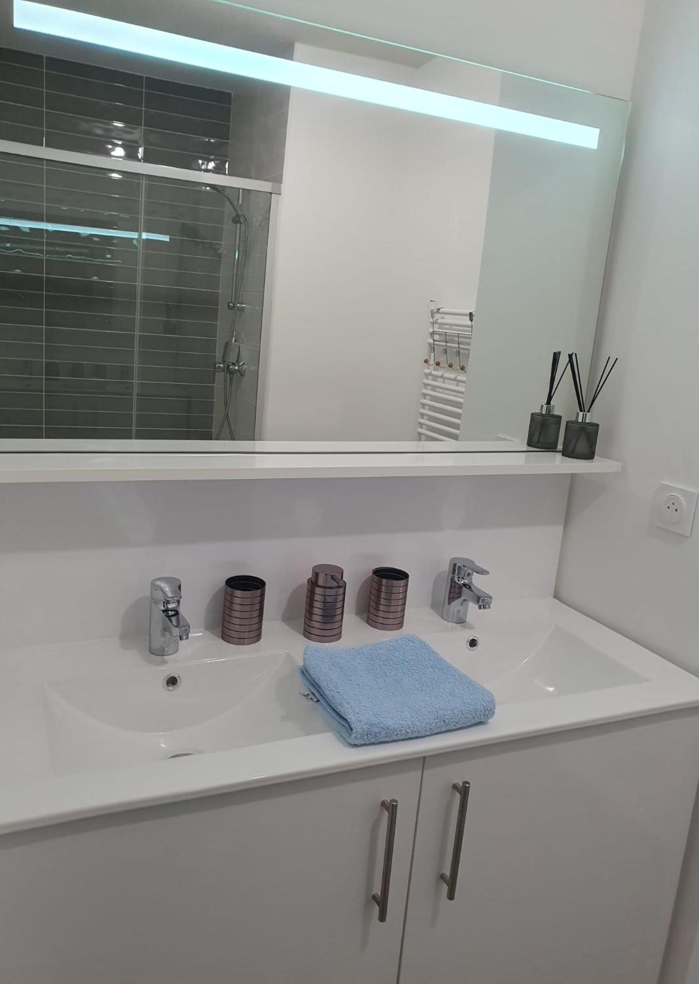 Appartement A Floirac Avec 2 Chambres, Un Parking Prive, Une Terrasse, A 5 Minutes En Voiture De L'Arkea Arena De Bordeaux Kültér fotó